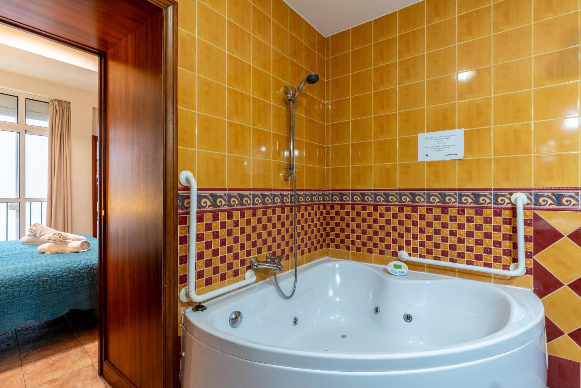 Aoa Casa Triana Familiar Con Terraza Apartman Sevilla Kültér fotó